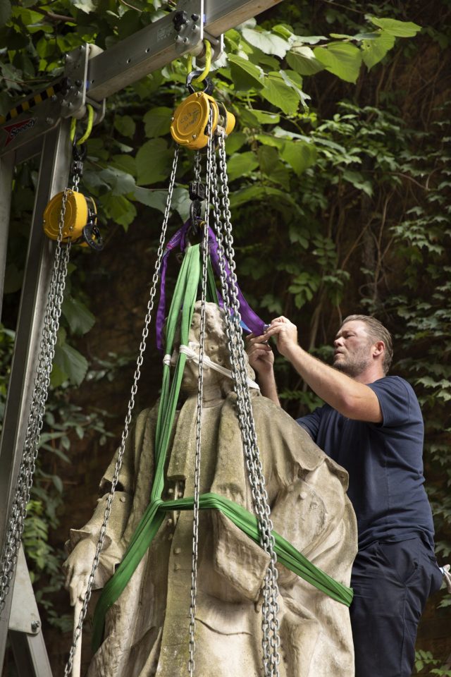 The Constantine team removing James Hulbert Statue from the iconic Fishmongers' Hall
