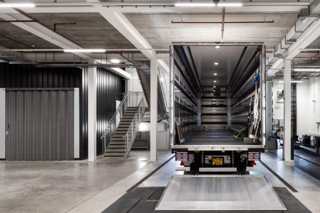Fine art transport vehicle