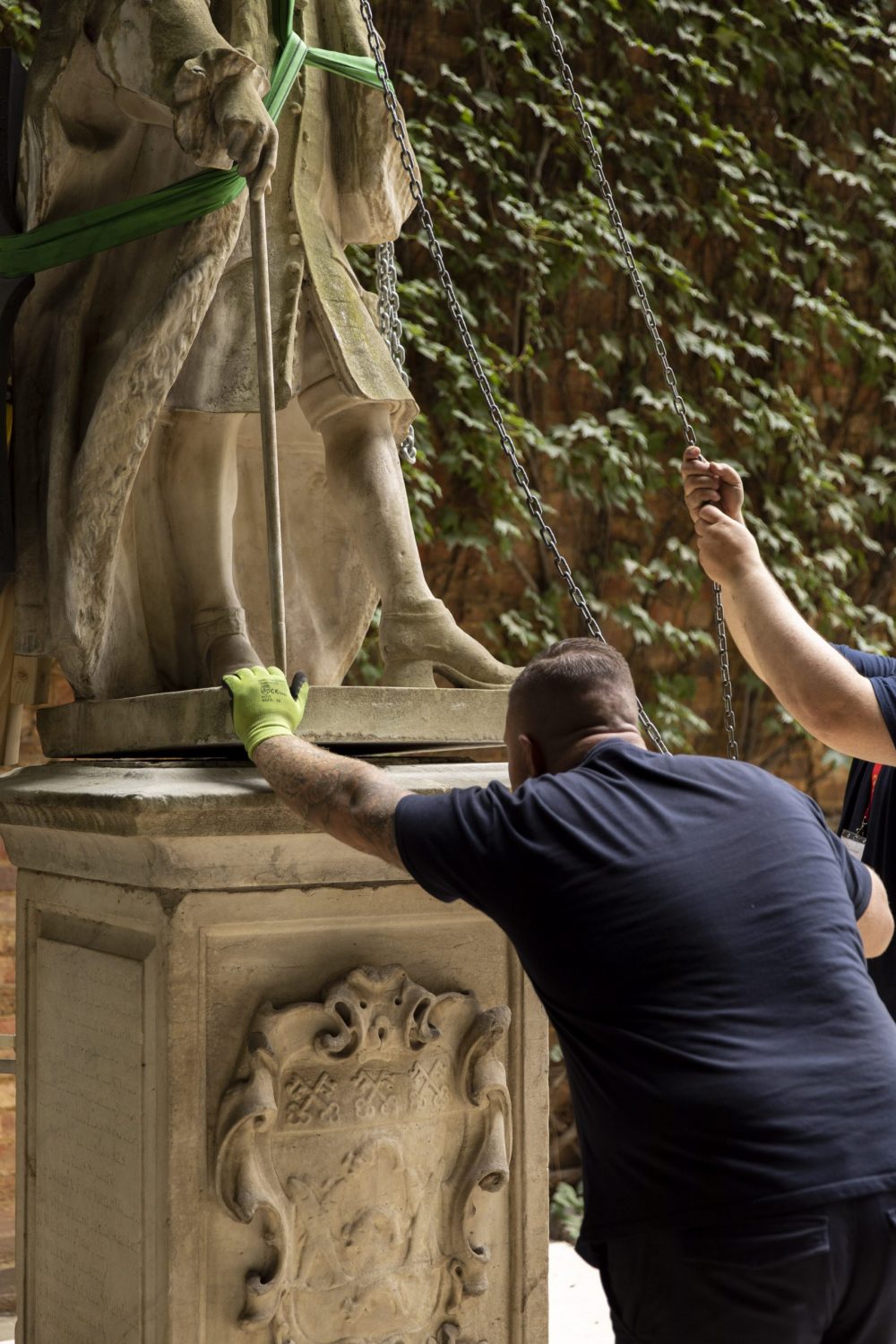 The Constantine team removing James Hulbert Statue from the iconic Fishmongers' Hall